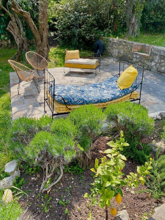 L'Effrontee Bed and Breakfast Tourrettes-sur-Loup Exteriör bild